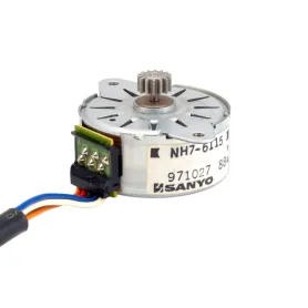 استپ موتور گرد دو فاز 15 درجه 5 سیمه مدل NH7-6115 برند SANYO